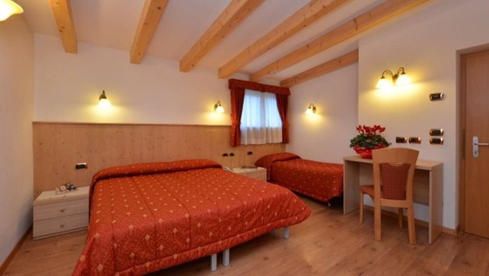 Hotel Zirmes Moena Buitenkant foto