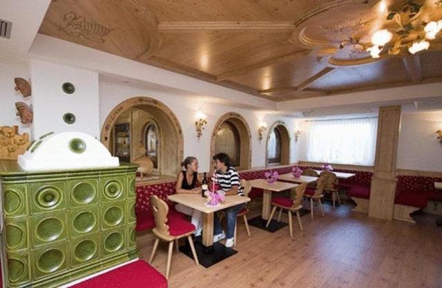 Hotel Zirmes Moena Buitenkant foto