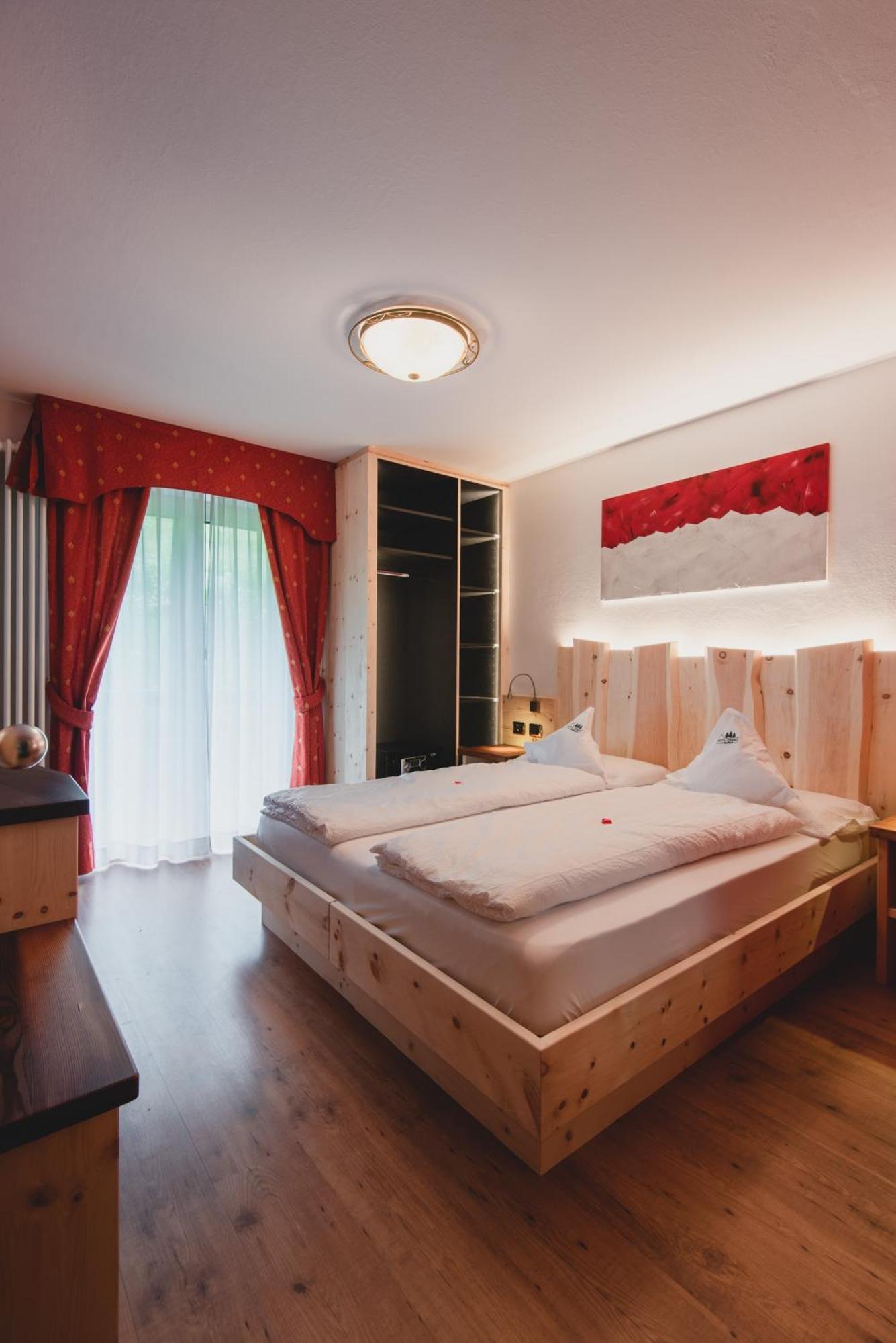 Hotel Zirmes Moena Buitenkant foto