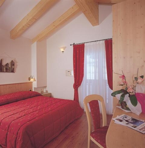 Hotel Zirmes Moena Buitenkant foto