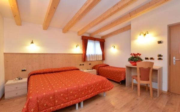 Hotel Zirmes Moena Buitenkant foto