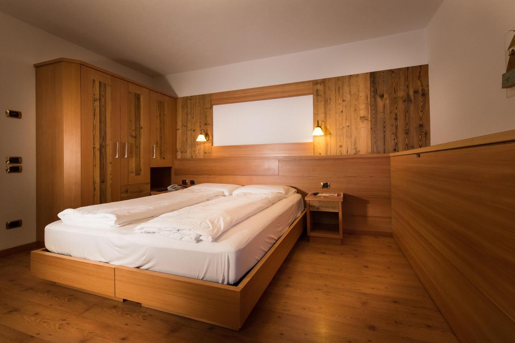 Hotel Zirmes Moena Buitenkant foto