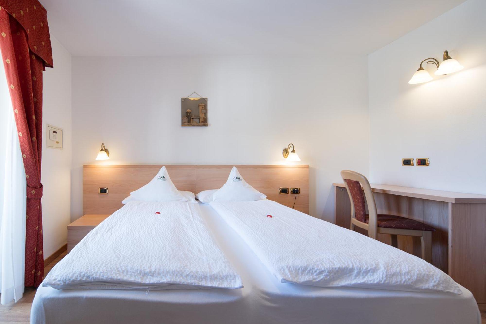 Hotel Zirmes Moena Buitenkant foto