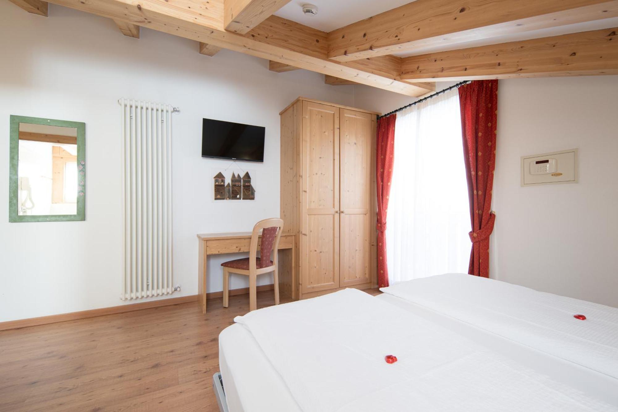Hotel Zirmes Moena Buitenkant foto