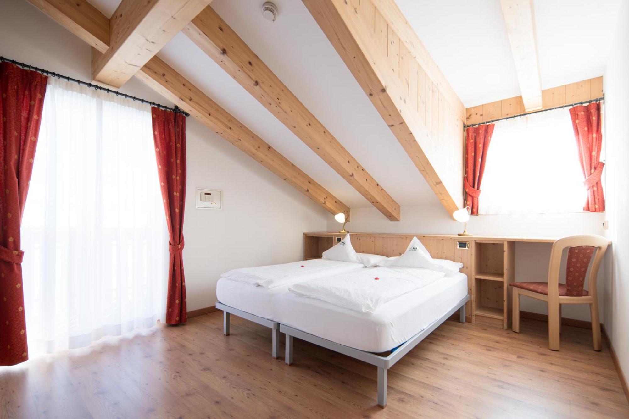 Hotel Zirmes Moena Buitenkant foto